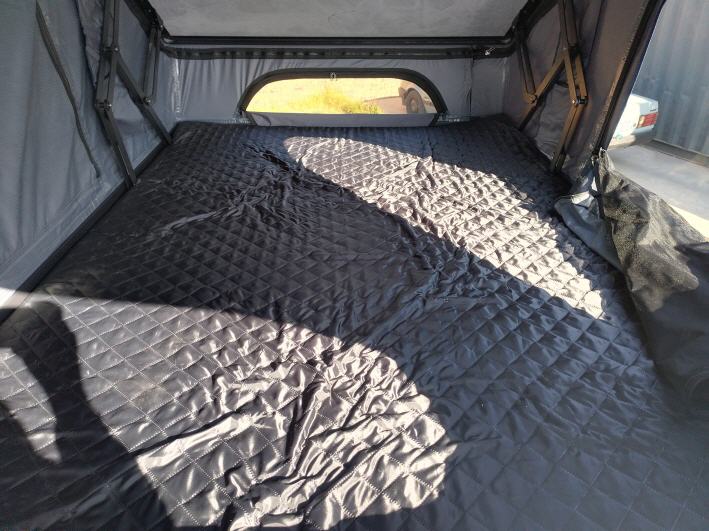 Zusätzliches Fenster im Fußbereich.